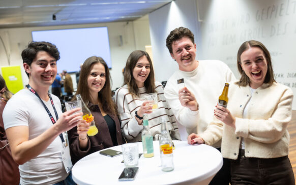 NetzwerkArena_94 Drei Frauen und zwei Männer stehen an einem Stehtisch der Veranstaltung