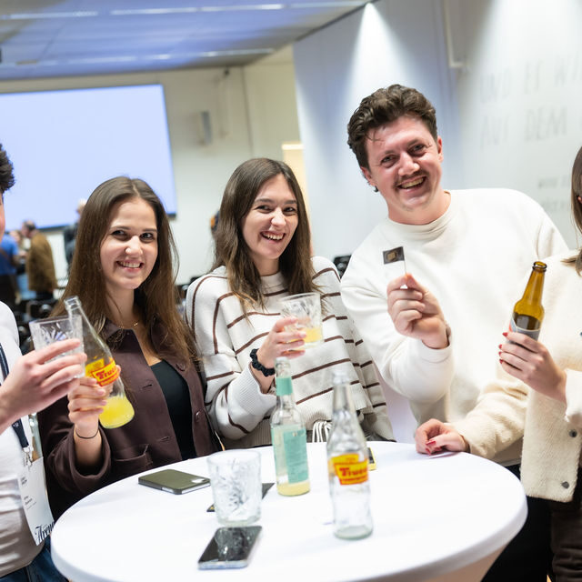 Drei Frauen und zwei Männer stehen an einem Stehtisch der Veranstaltung