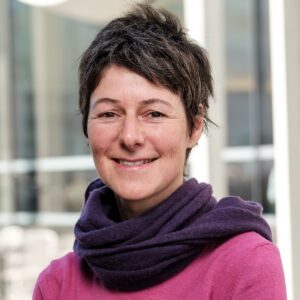 Evelyn Senfter im Porträt mit lila Schal