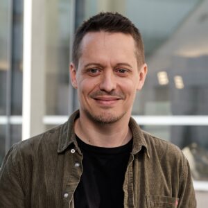 Johannes Franke im Porträt in olivgrünem Hemd