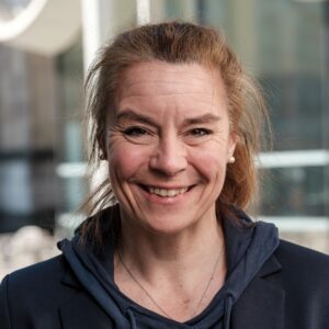 Sylvie Gartner im Porträt mit dunkelblauem Kapuzenpulli