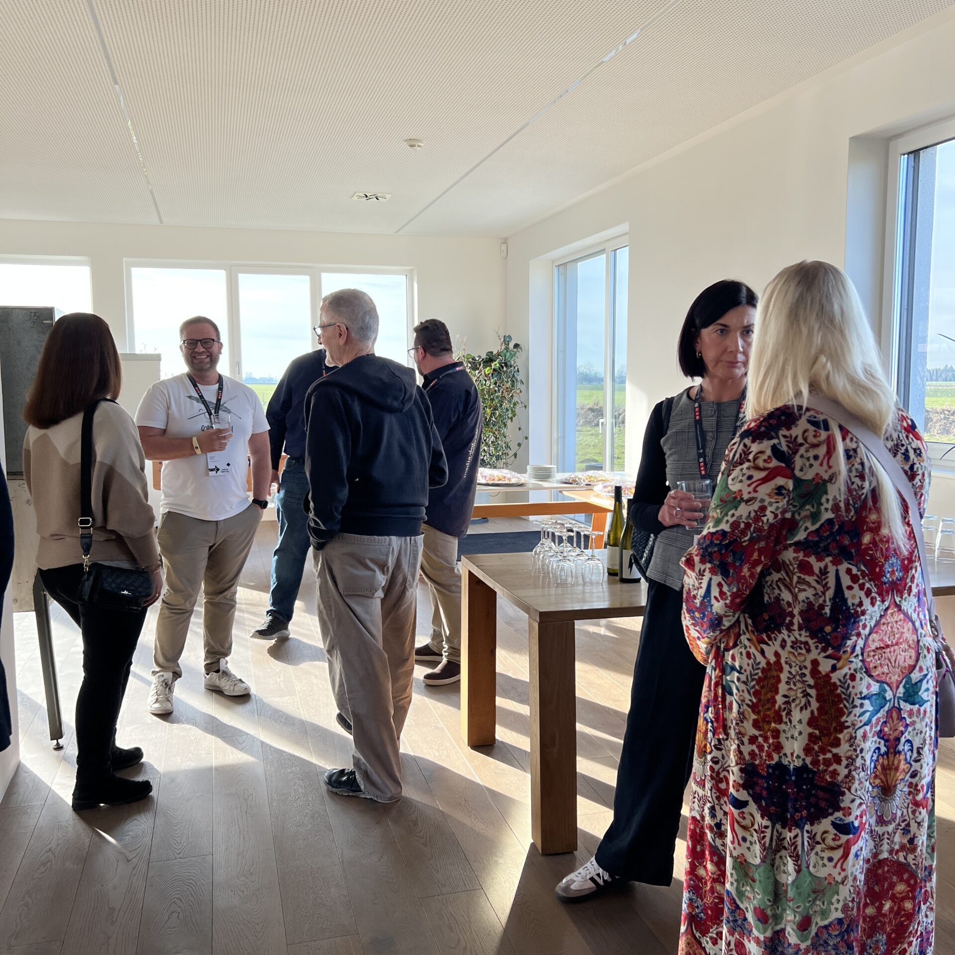 better2gether-Besucher:innen unterhalten sich untereinander im webdots-Büro