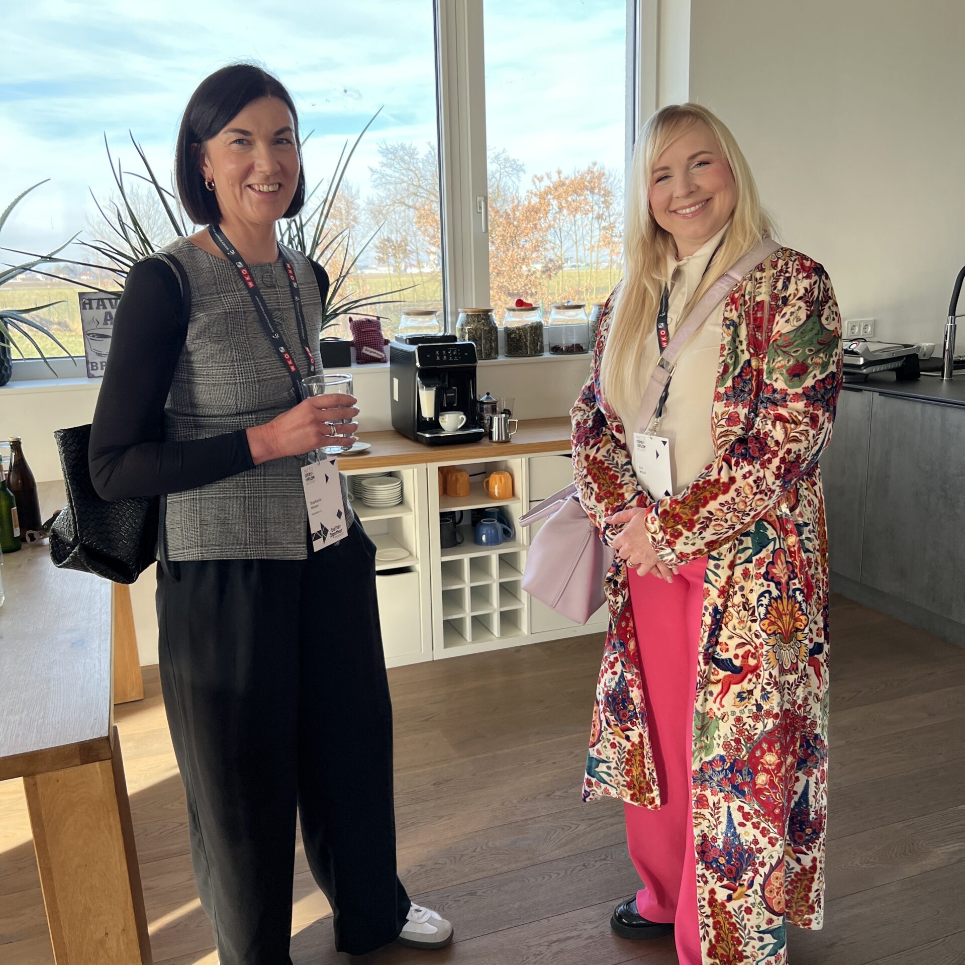 Eva Wöckl posiert gemeinsam mit einer Event-Besucherin vor der Kamera