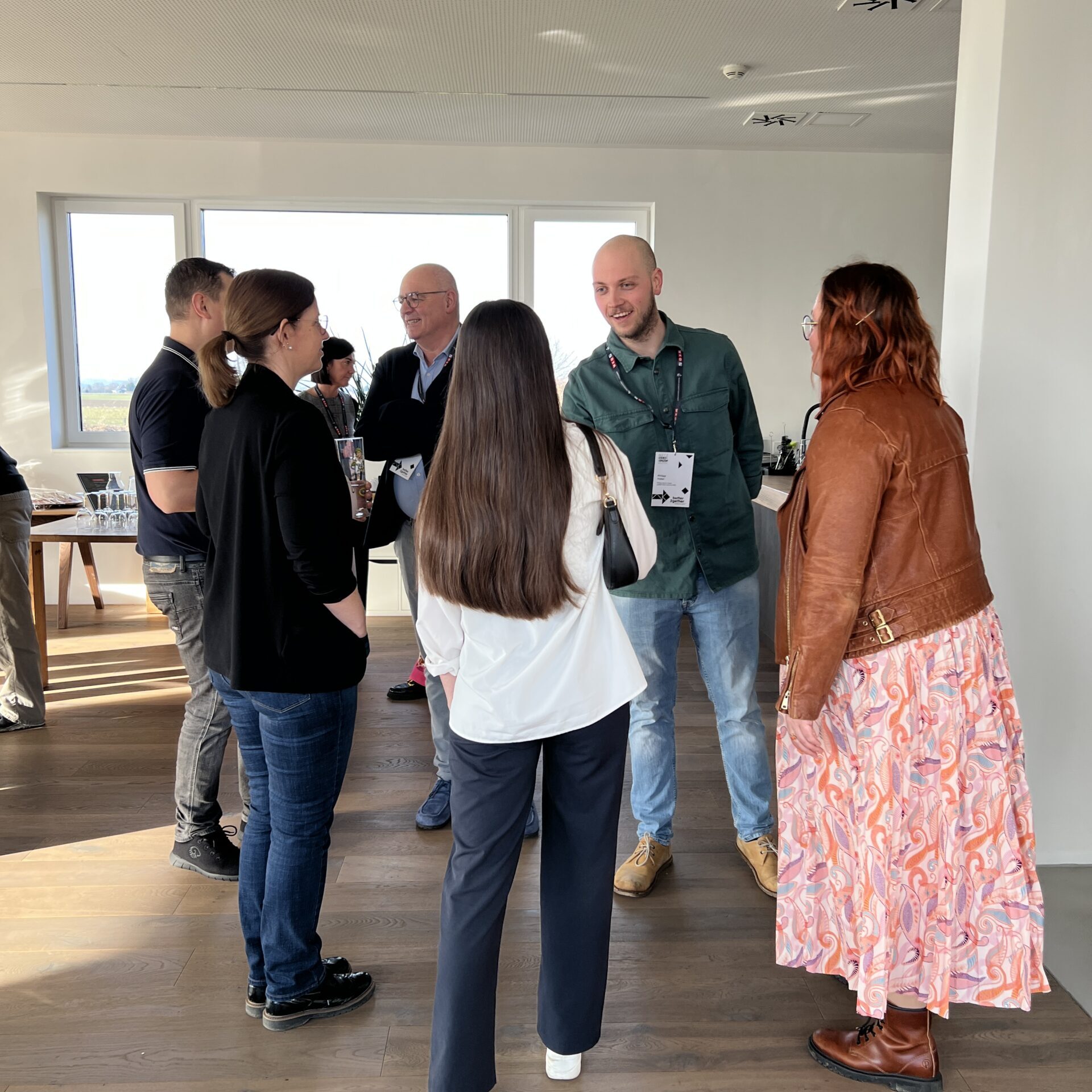 Patrizia Faschang-Wimmer unterhält sich mit drei better2gether-Besuchern im webdots-Büro