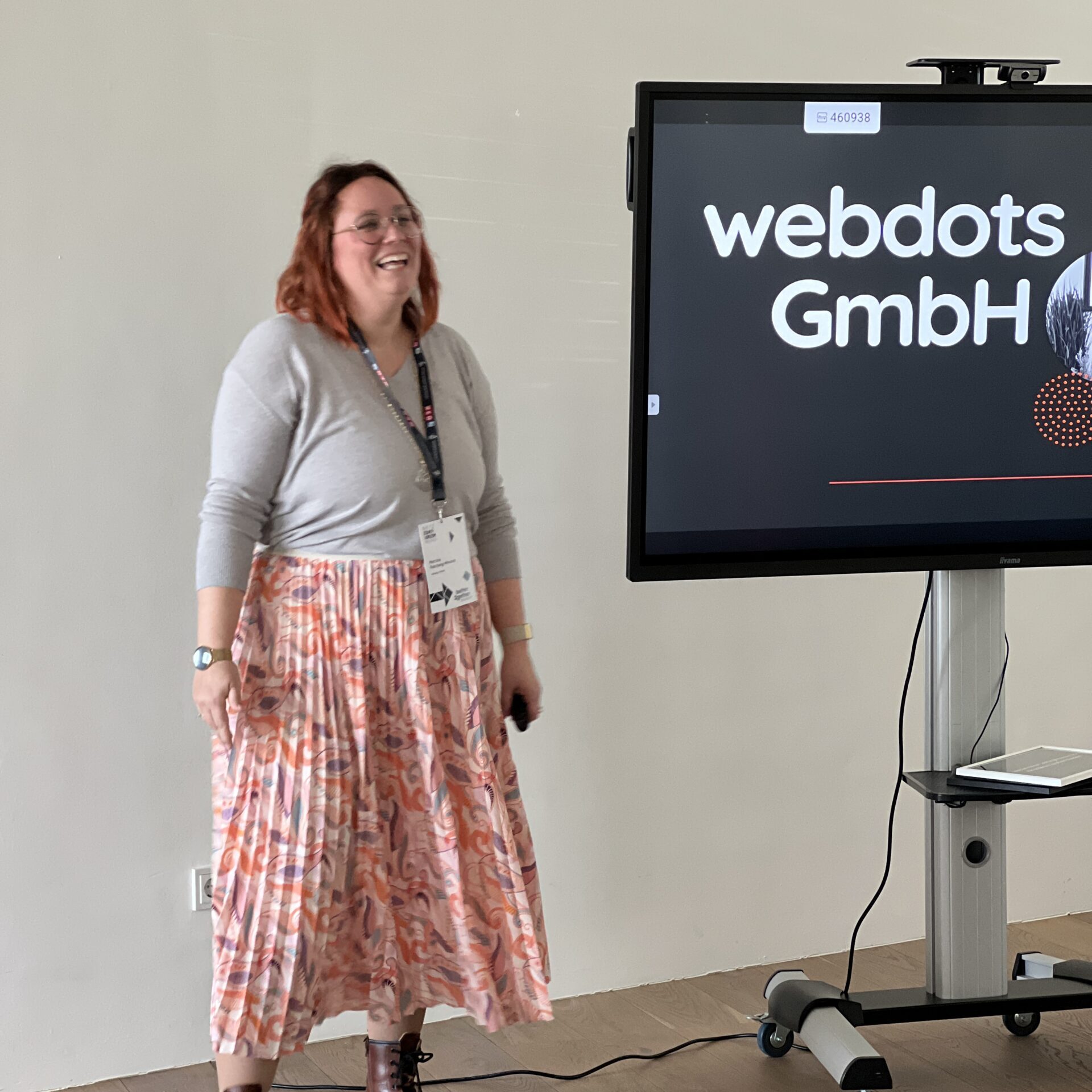Patrizia Faschang-Wimmer steht in den webdots-Räumlichkeiten vor einem Präsentations-Screen
