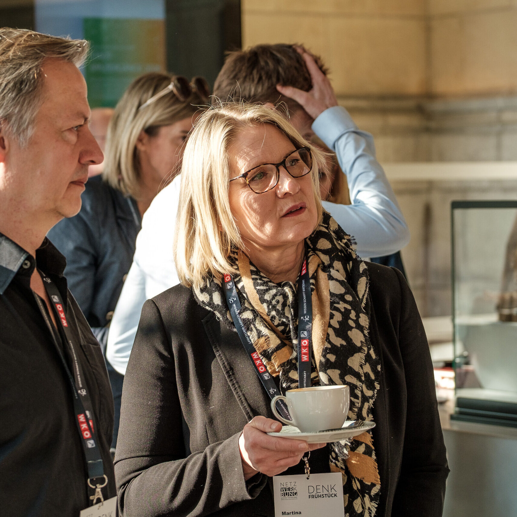 Denkfrühstück Teilnehmerin lauscht aufmerksam dem Vortrag mit einer Tasse Kaffee in der Hand