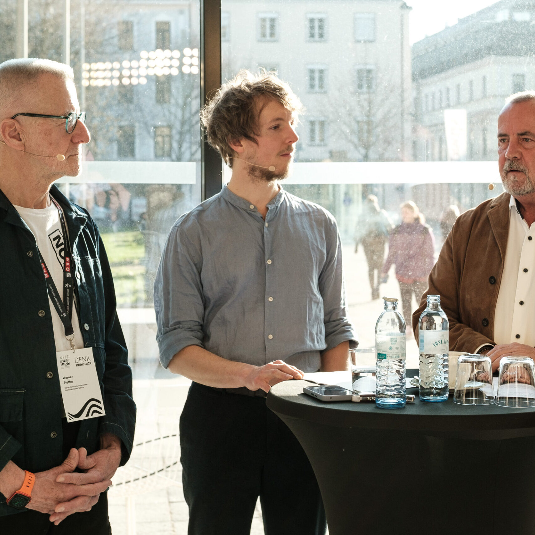 Werner Pfeffer, Matthias Leichtfried und Christoph Schumacher stehen beim Rednerpult