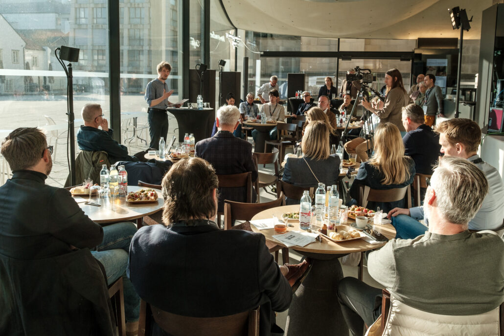 Publikum des Denkfrühstücks im Domcafe Linz