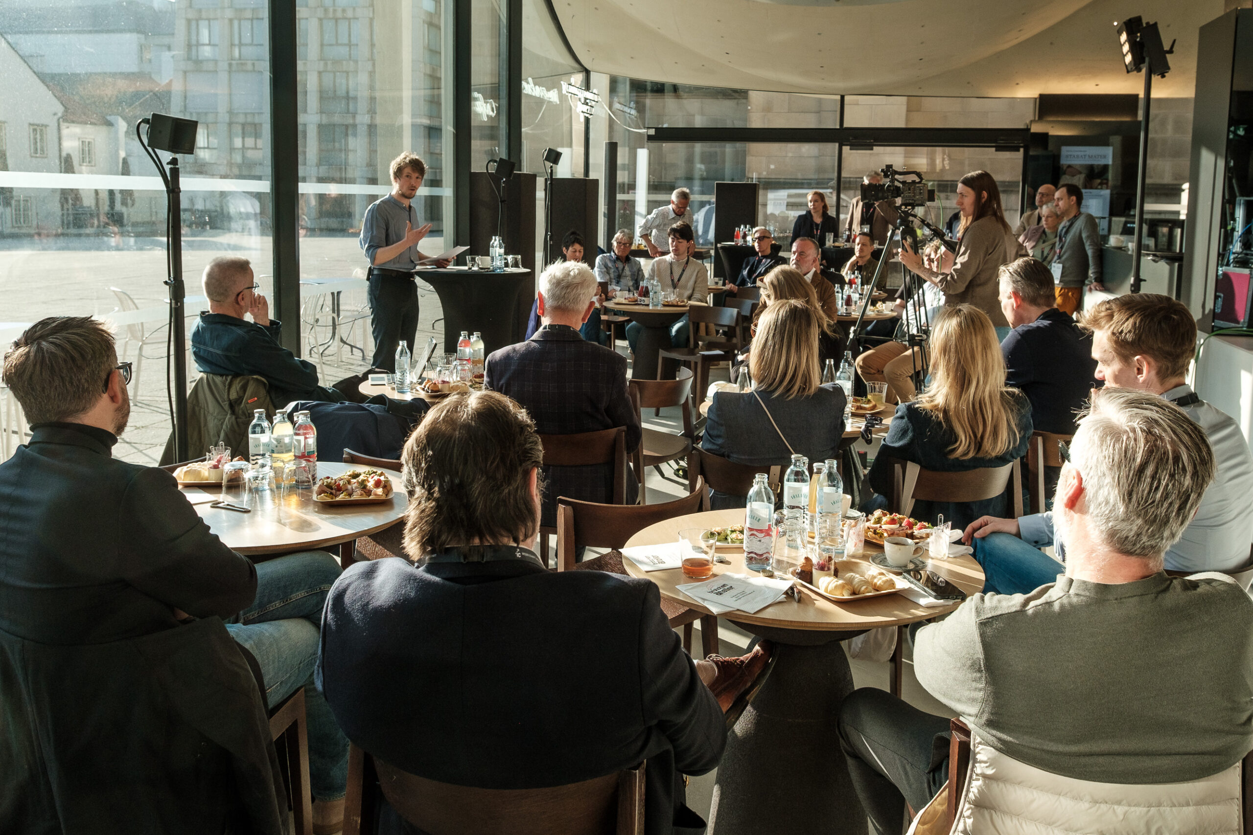 Publikum des Denkfrühstücks im Domcafe Linz