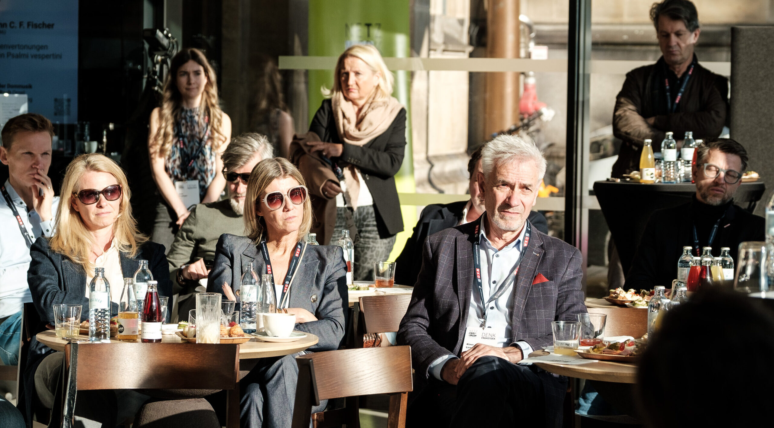 Denkfrühstück Teilnehmerinnen sitzen mit Sonnenbrillen im Domcafe Linz und hören dem Vortrag zu
