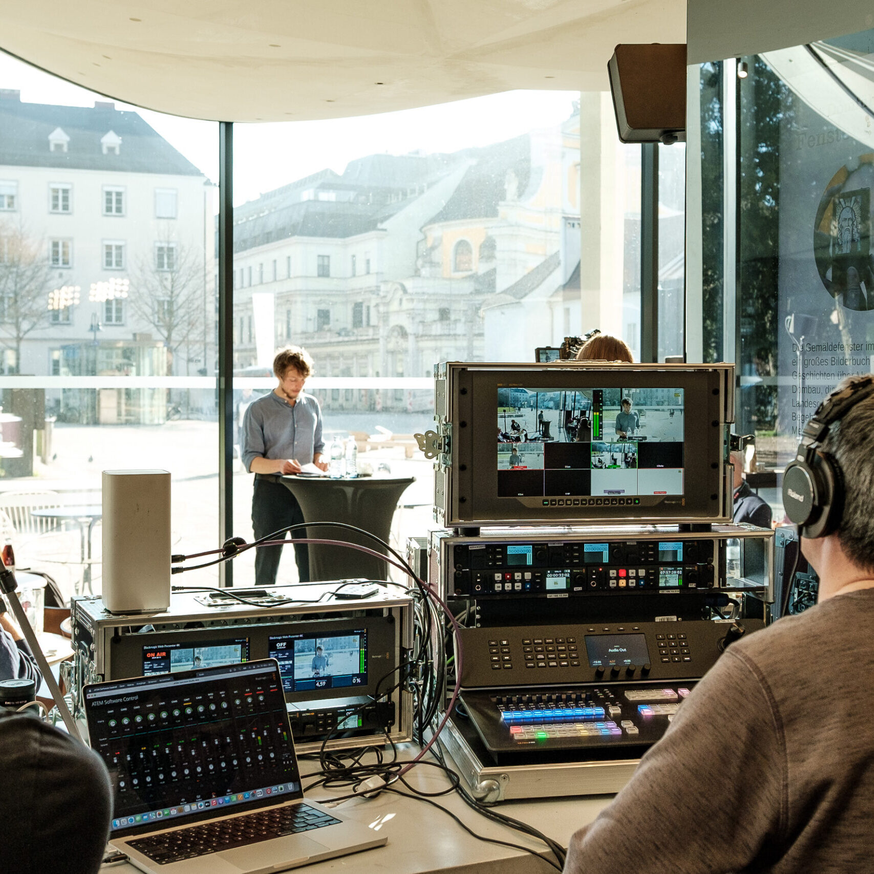 Kamera-Setup für die Aufnahme des Denkfrühstücks mit Speaker im Hintergrund