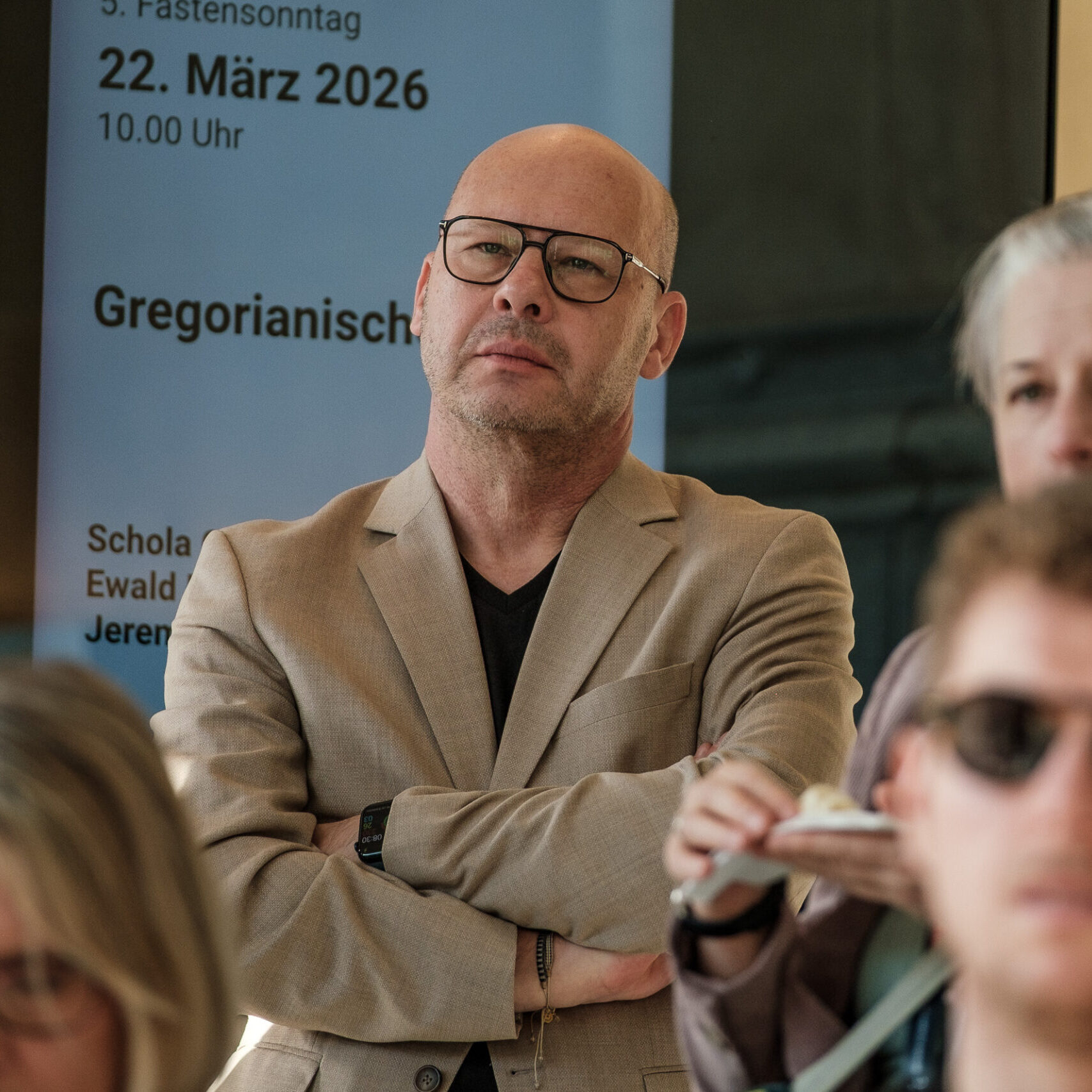 Andi Schwantner im Fokus; drei weitere Teilnehmer sind im Vordergrund zu sehen