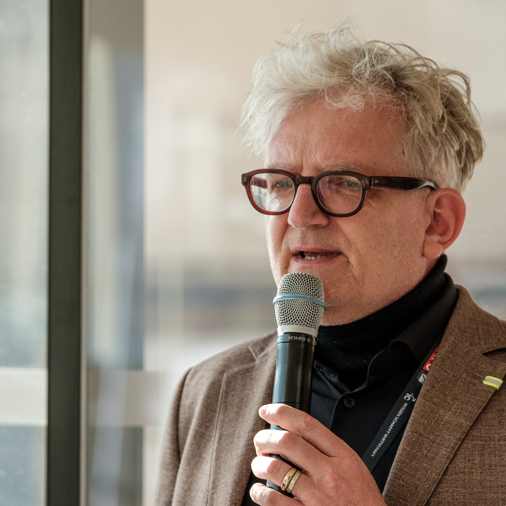 Günther Matern spricht in ein Mikrofon beim Denkfrühstück