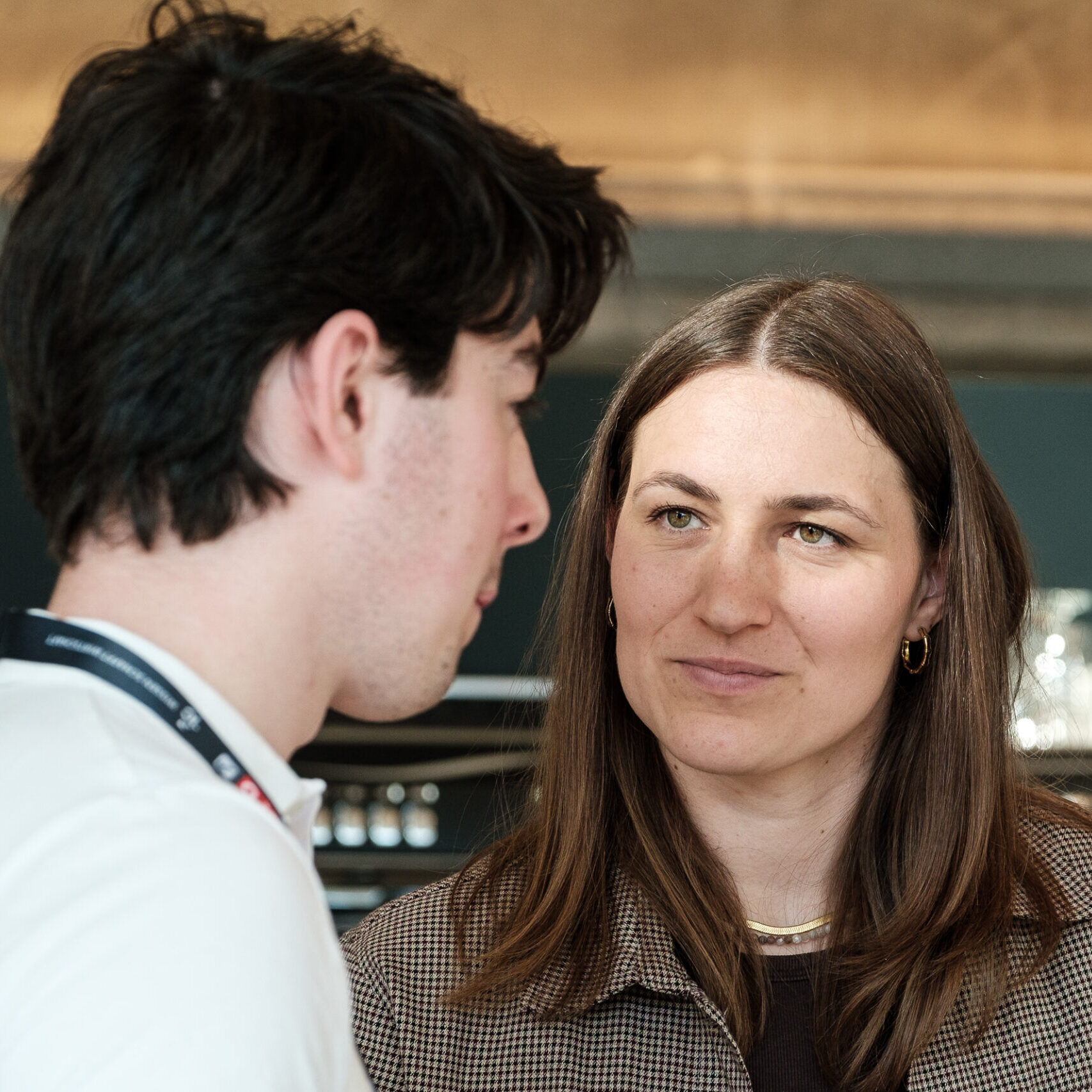 Ein Denkfrühstück Besucher mit schwarzen kurzen haaren und eine Besucherin mit mittellangen dunkelbraunen Haaren im Porträt