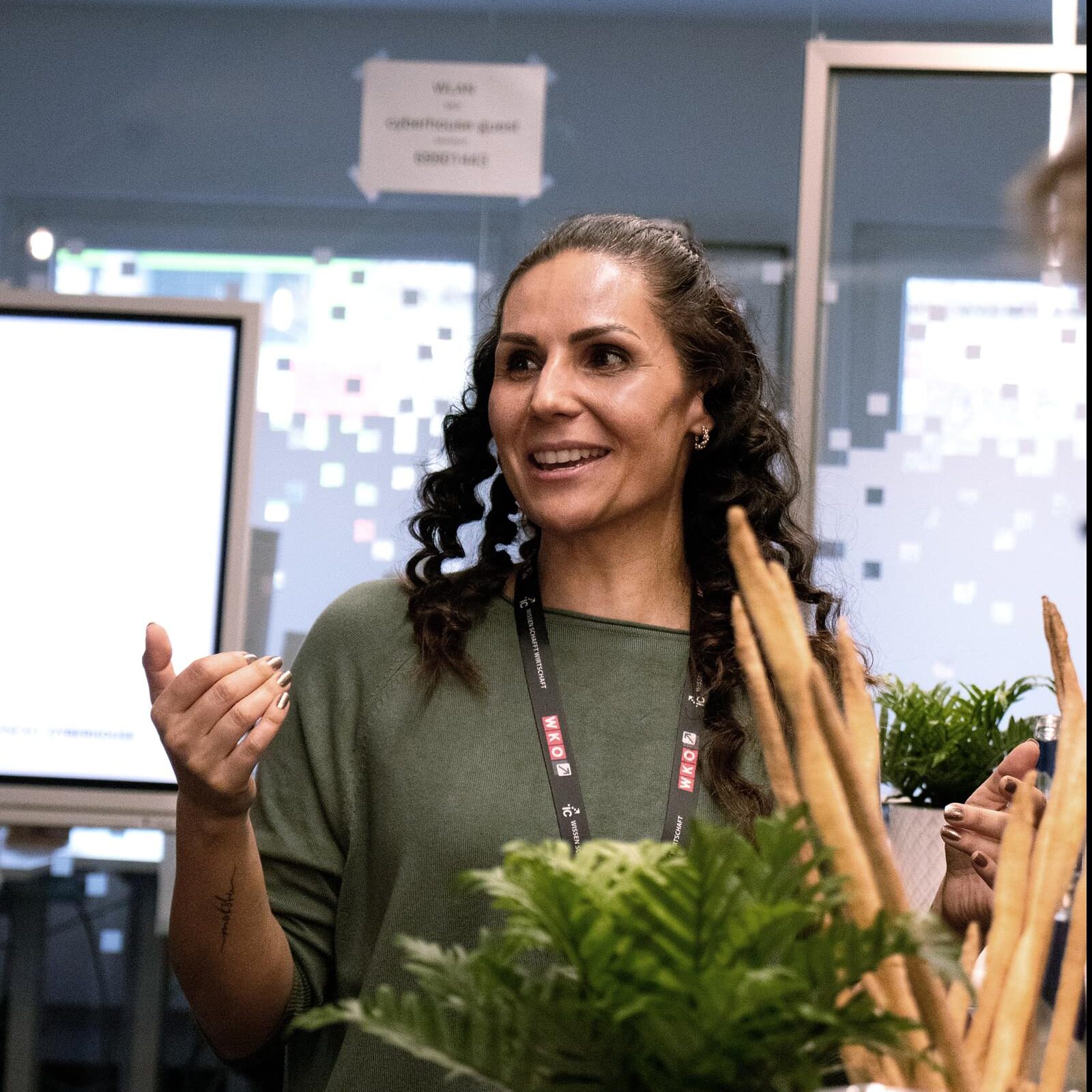 Eine Frau im Porträt bei Cyberhouse, im Vordergrund sind Snacks zu sehen
