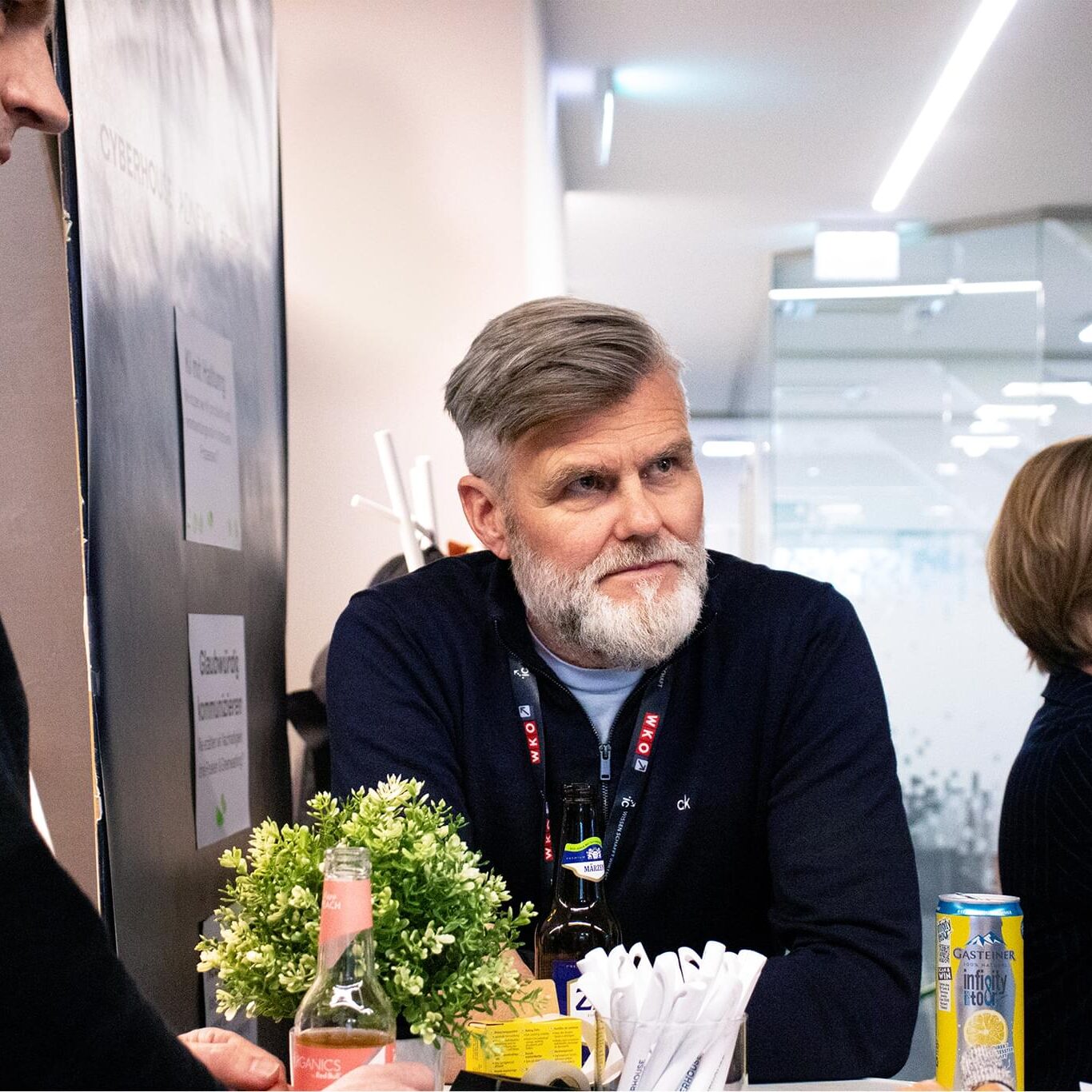 Jörg Neuhauser beim better2gether-Event, rundherum sind weitere Gäste zu sehen