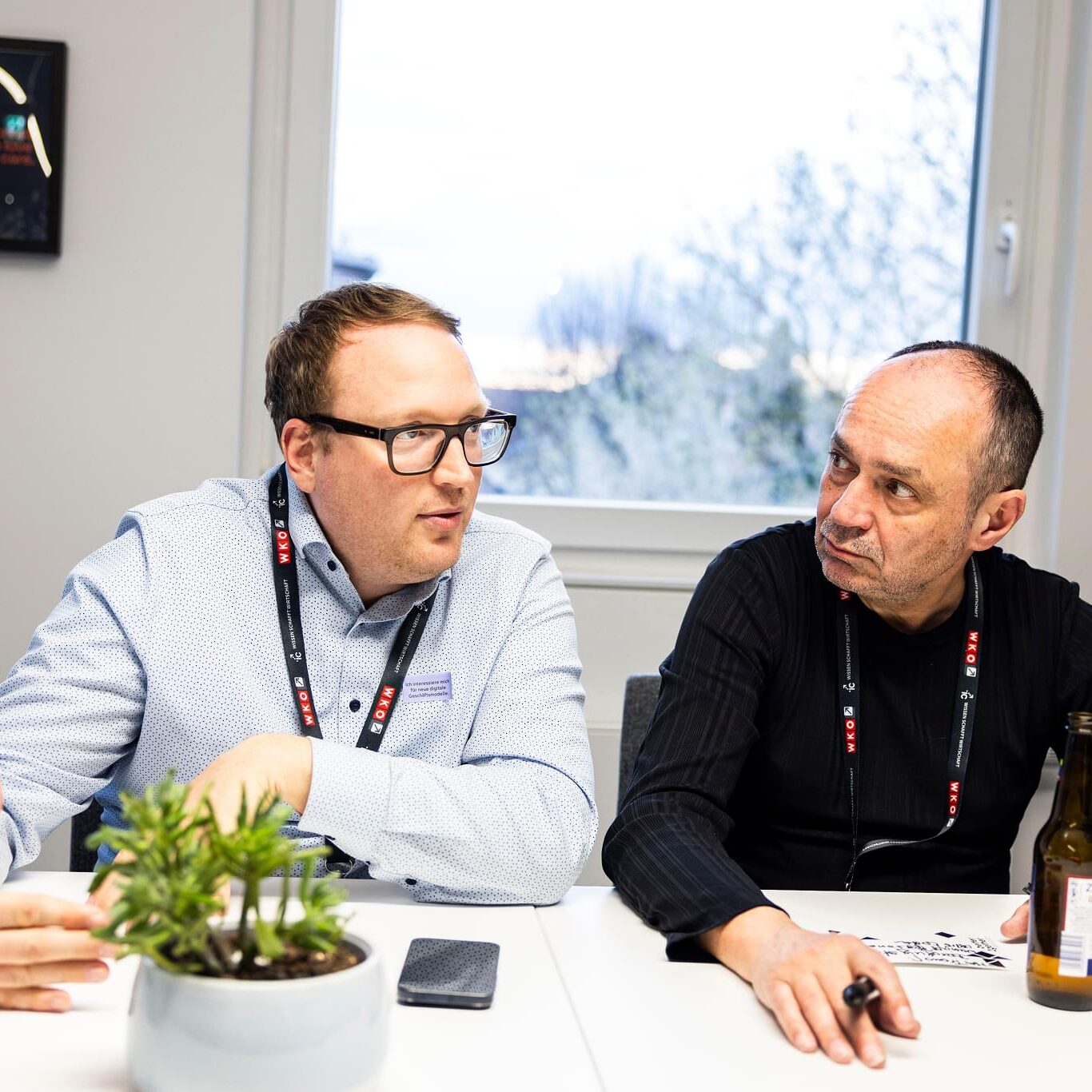 Tobias Luger und Claus Zerenko im Gespräch sitzend an einem Tisch