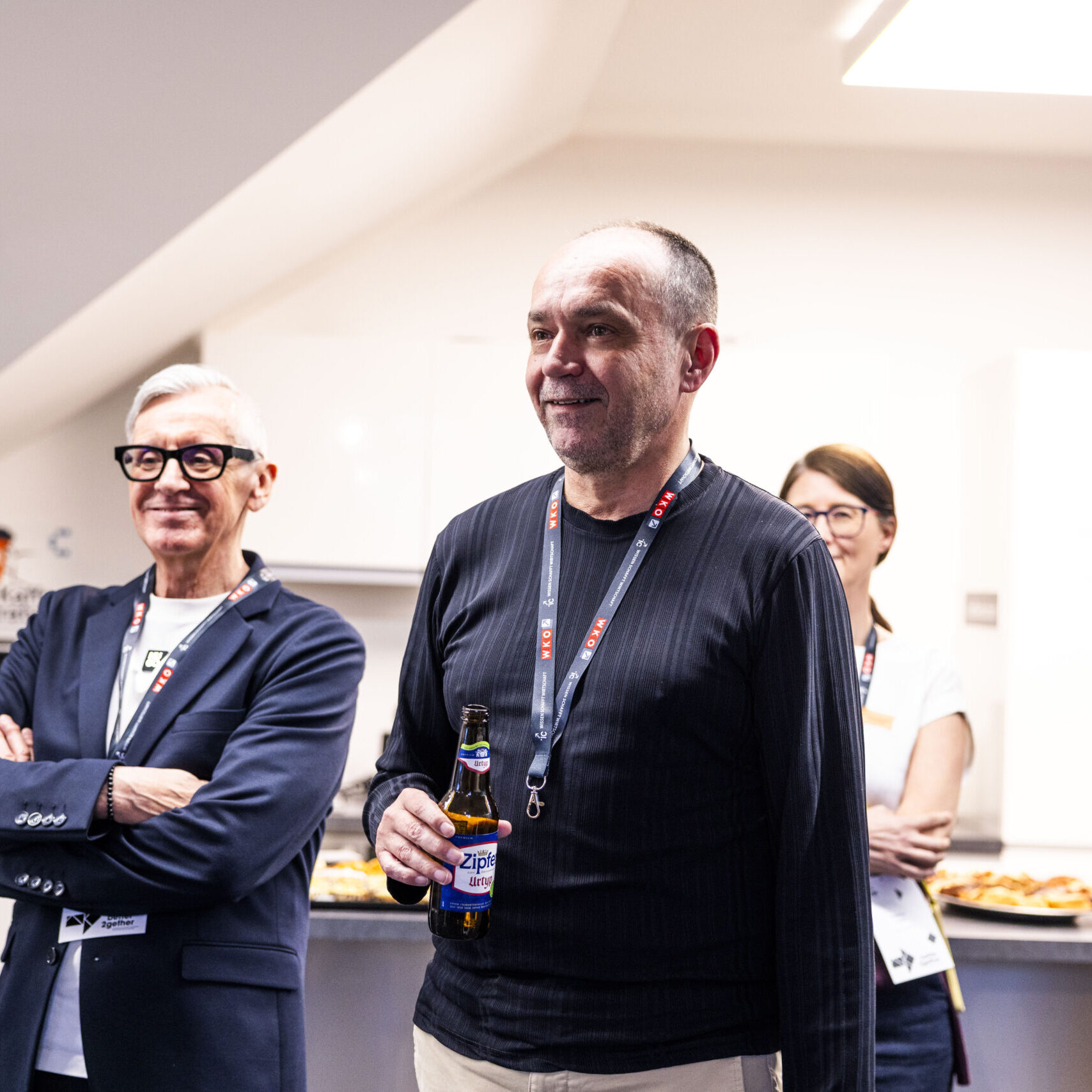 Claus Zerenko im Porträt, im Hintergrund sind weitere Gäste zu sehen