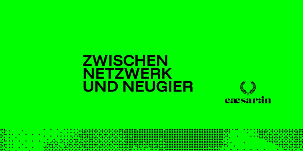 Neongrüne Grafik mit schwarzem Text „Zwischen Netzwerk und Neugier“ und punktförmigem schwarzem Muster.