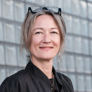 Judith Bogner im Porträt vor einem Tabakfabrik-Gebäude