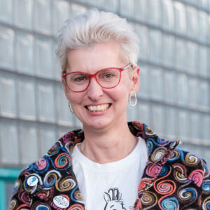 Michaela Maria Fuchs im Porträt vor einem Tabakfabrik-Gebäude