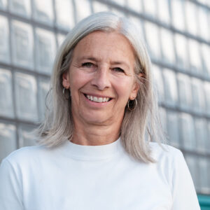 Petra Horn im Porträt vor einem Tabakfabrik-Gebäude