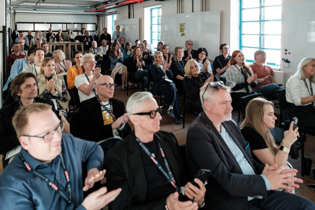 Netzwerk Arena Publikum in den Grand Garage Räumlichkeiten