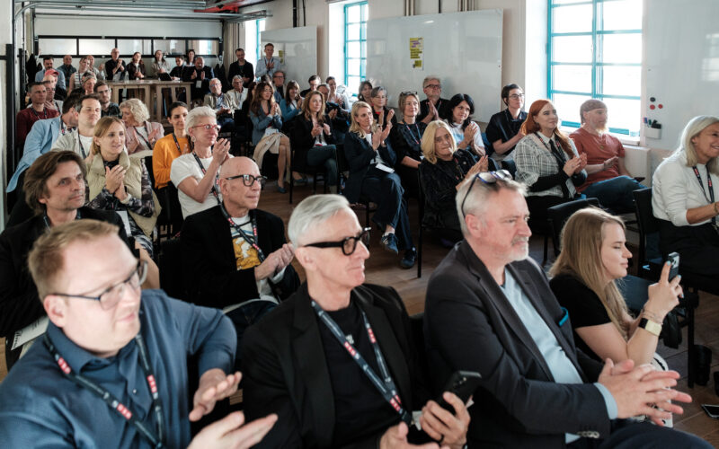 Netzwerk Arena Publikum in den Grand Garage Räumlichkeiten