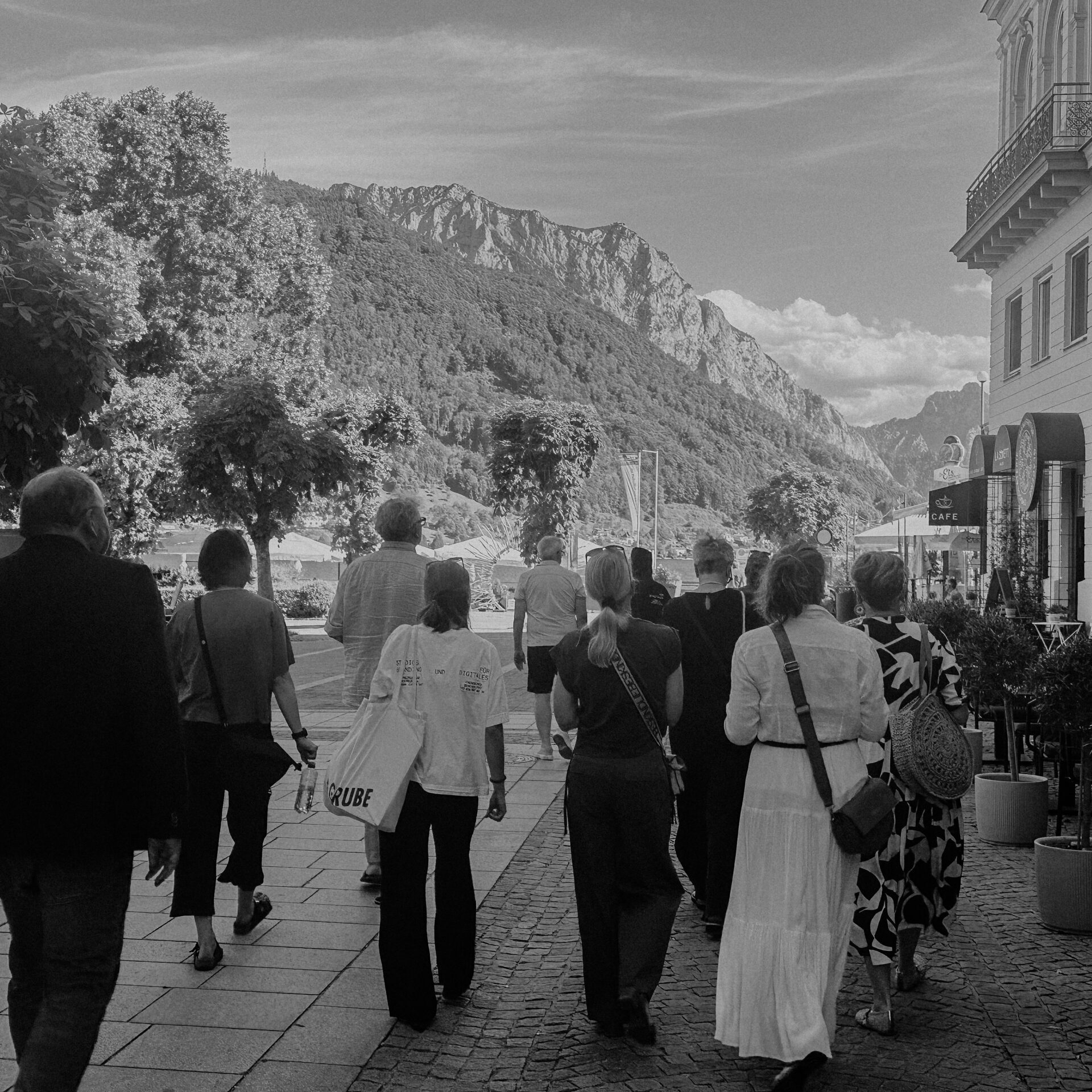 Schwarz-Weiß Foto: Menschen auf dem Rathausplatz in Gmunden, im Hintergrund der Traunstein
