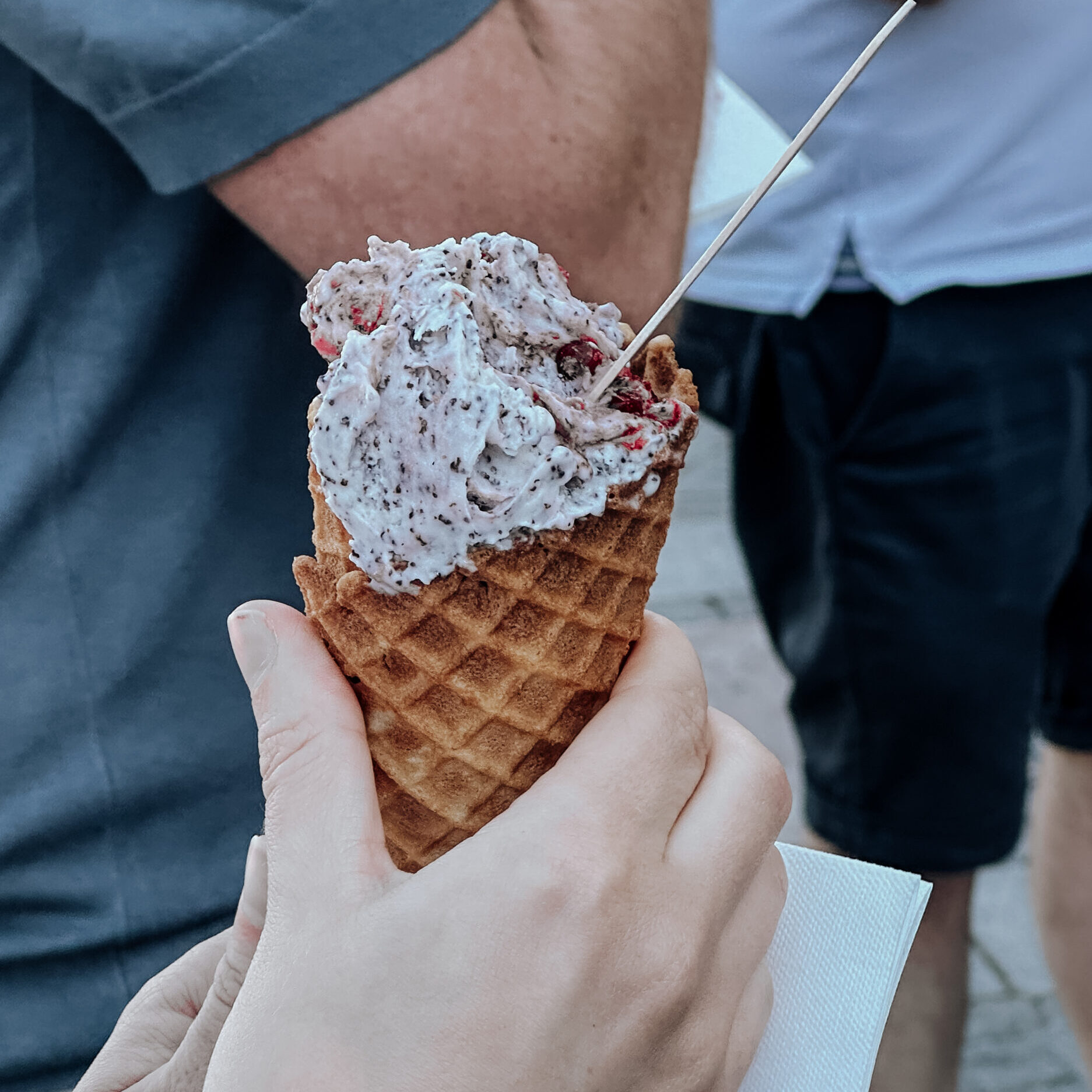 Nahaufnahme einer Eistüte mit einer Eiskugel
