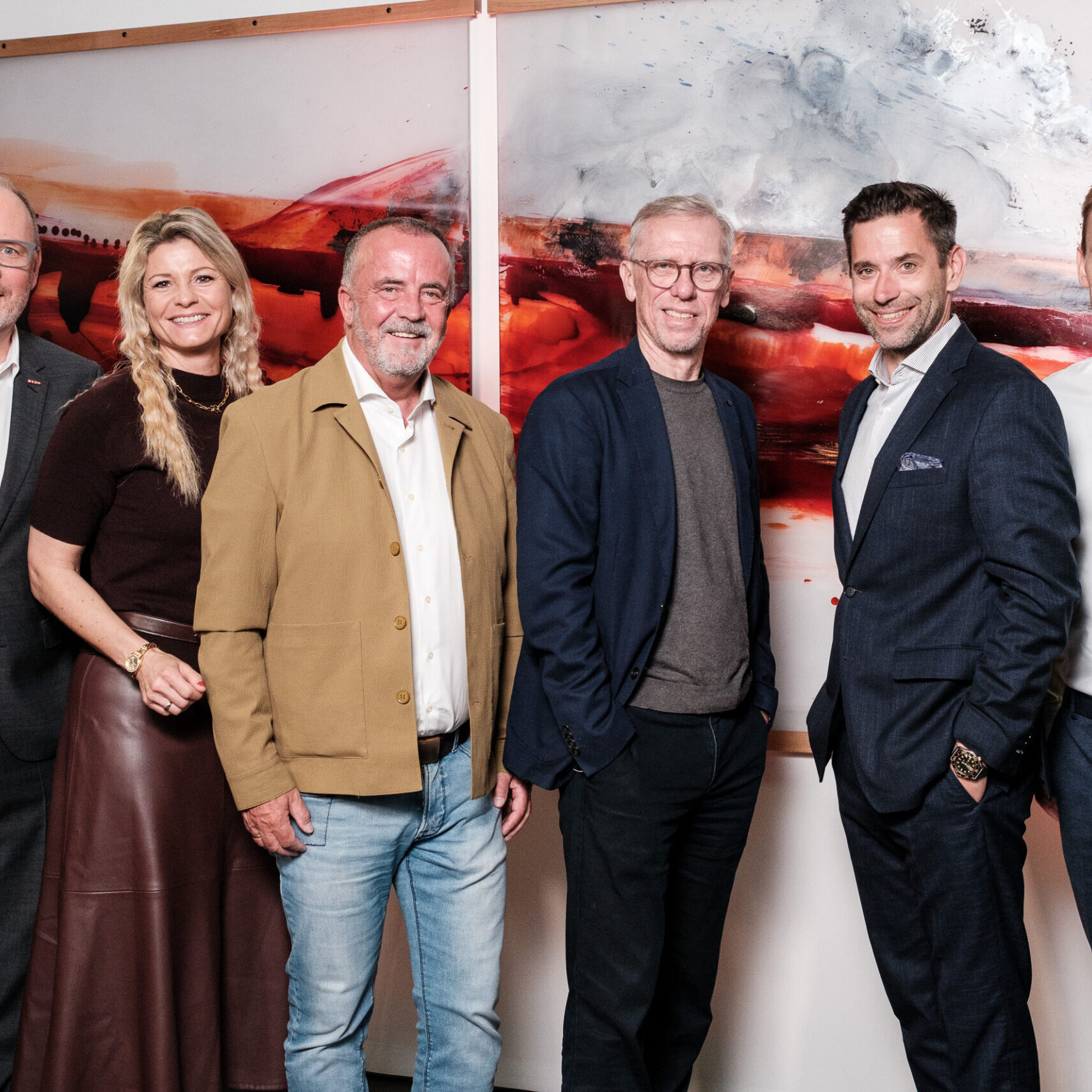 Vier Denkfrühstück-Besucher posieren mit Peter Stöger und Christoph Schumacher in den Quadrill-Räumlichkeiten