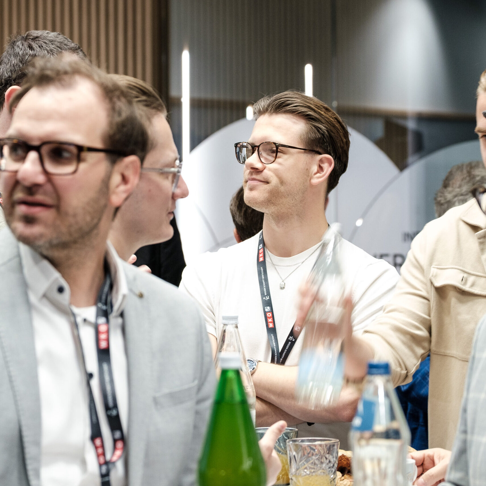 Denkfrühstück-Publikum, ein Besucher ist dabei hervorgehoben im Porträt