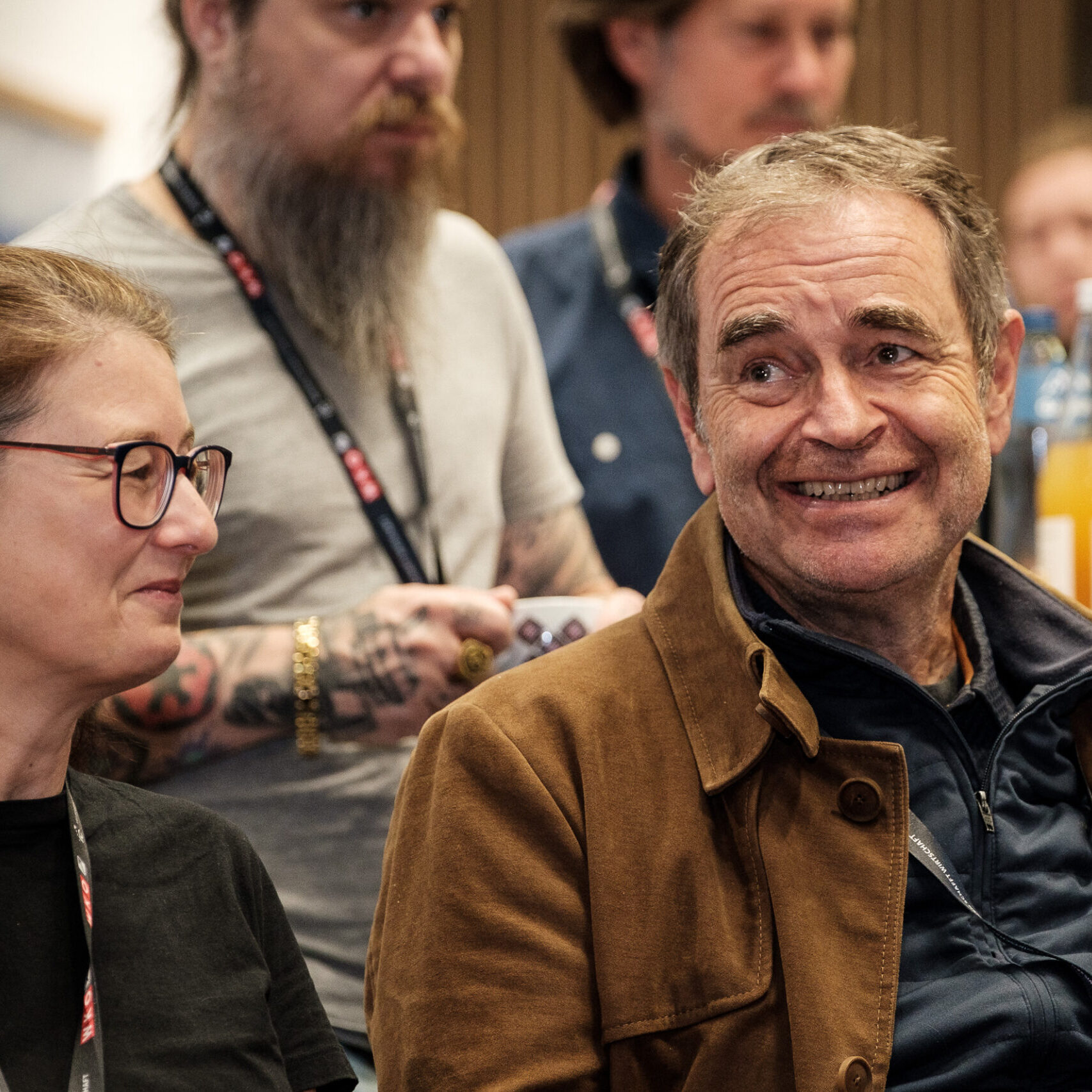 Ein Denkfrühstück-Besucher und eine Denkfrühstück-Besucherin lachen in die Kamera