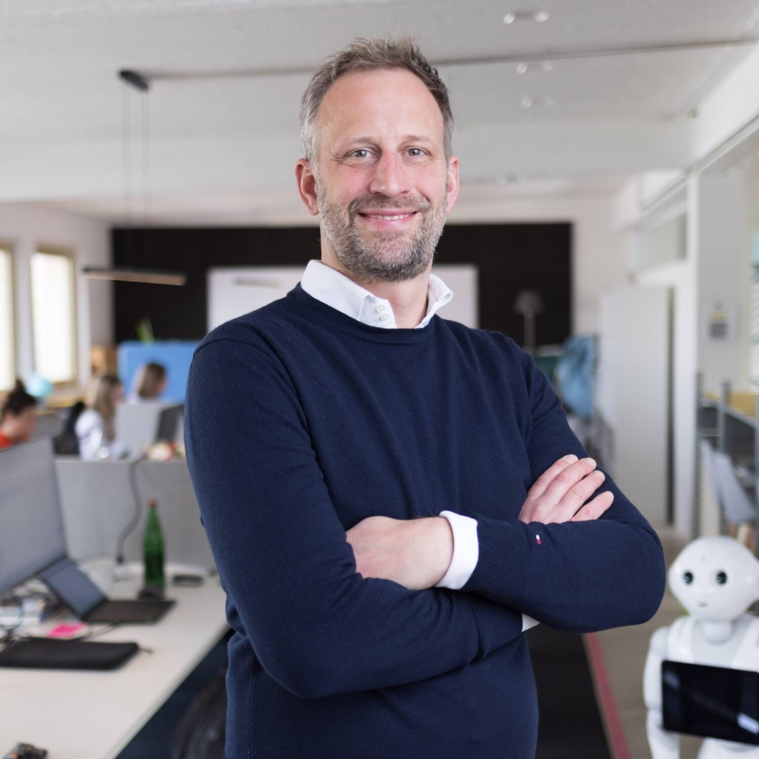 Nick Sohnemann im Porträt, im Hintergrund eine Bürosituation