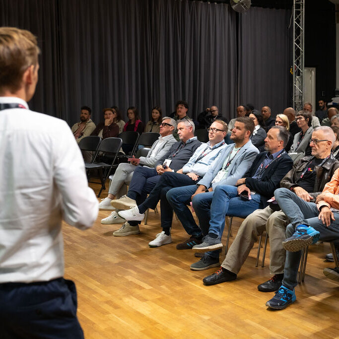 Thomas Oberngruber präsentiert vor sitzendem Publikum