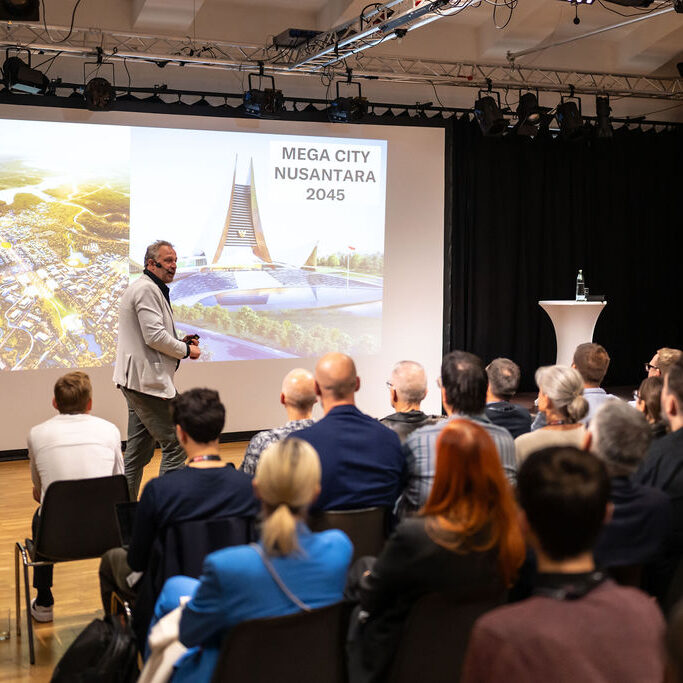 Vortrag vor Publikum mit Präsentation zur Mega City Nusantara 2045