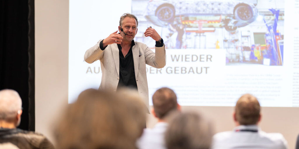 NetzwerkArena_61 Nick Sohnemann präsentiert vor dem Netzwerk Arena Publikum