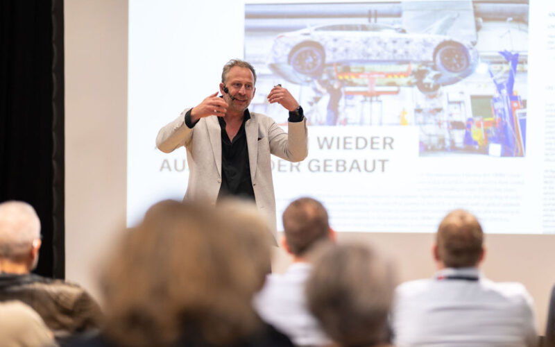 Nick Sohnemann präsentiert vor dem Netzwerk Arena Publikum