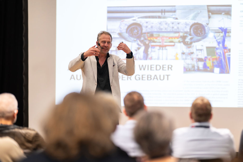 Nick Sohnemann präsentiert vor dem Netzwerk Arena Publikum
